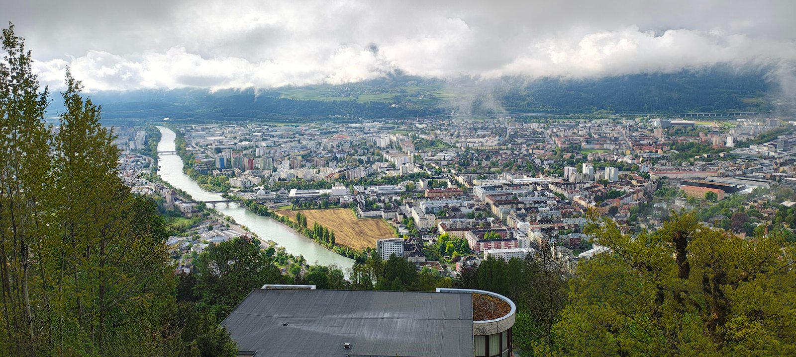 Vista panorâmica de Innsbruck a partir do bairro Hungerburg, primeira parada do Nordkette Cable Car.