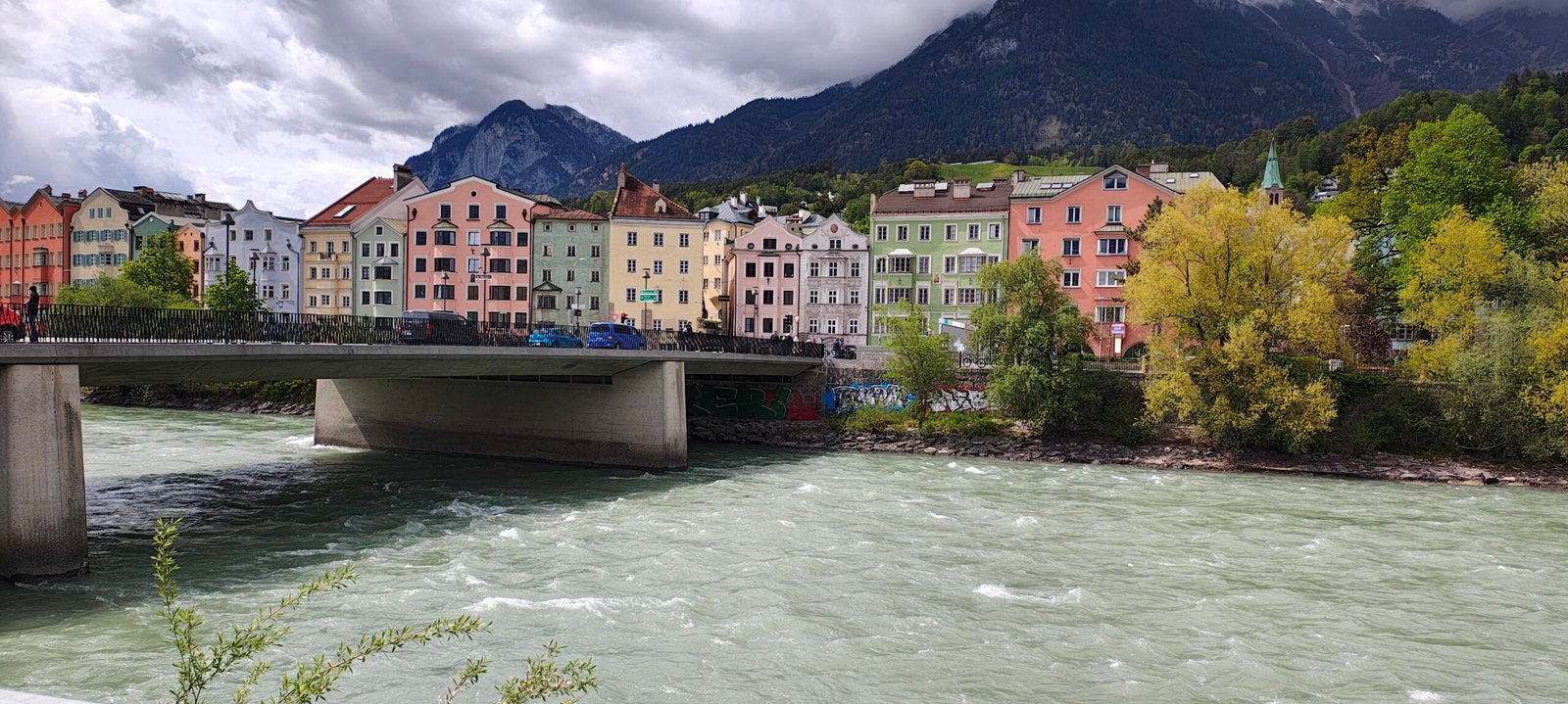 Casas coloridas às margens do rio Inn, em Innsbruck, com os Alpes (Nordkette) ao fundo