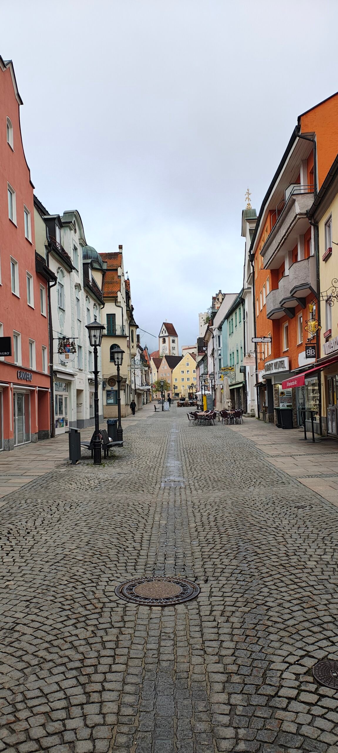 Centro histórico de Füssen, com ruas de paralelepípedo e casas coloridas na Baviera, Alemanha.